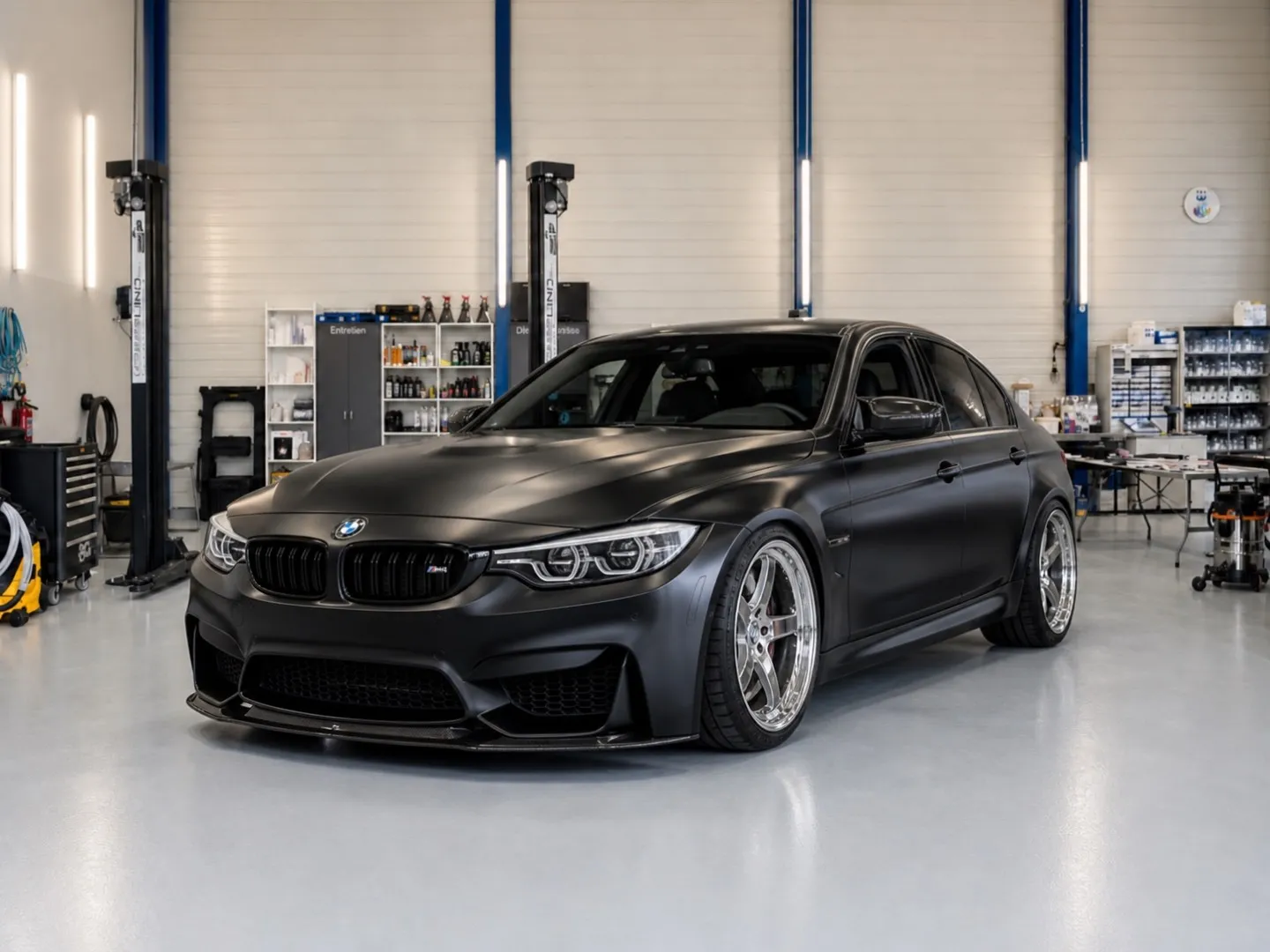Derselbe BMW M3 nach der Lackierung, makellose Seite