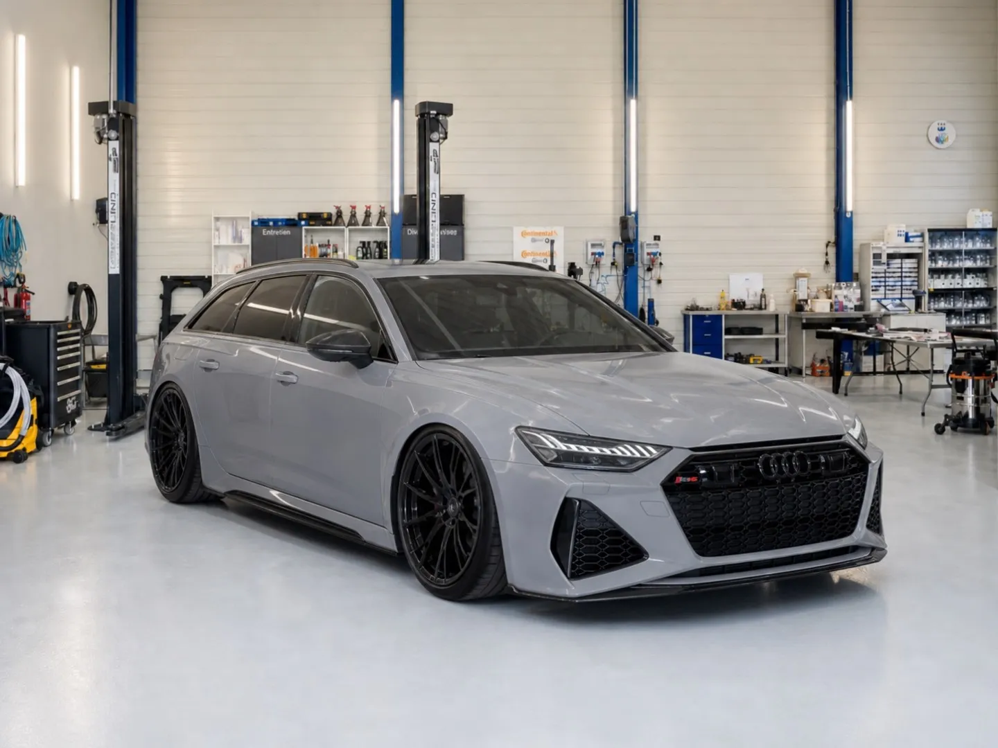 Derselbe Audi RS6 mit instand gesetzter Frontstossstange