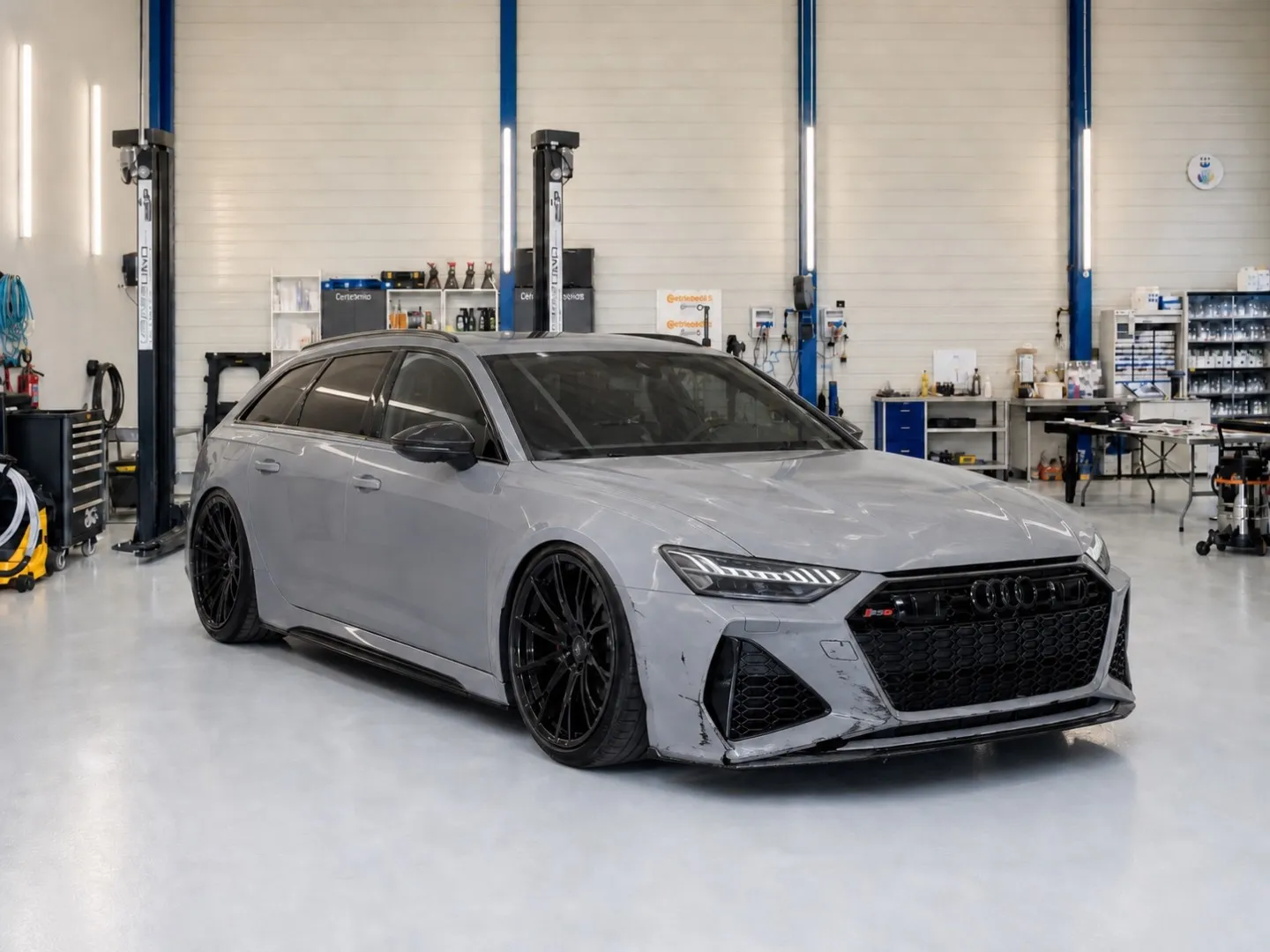 Grauer Audi RS6 mit beschädigter Frontstossstange