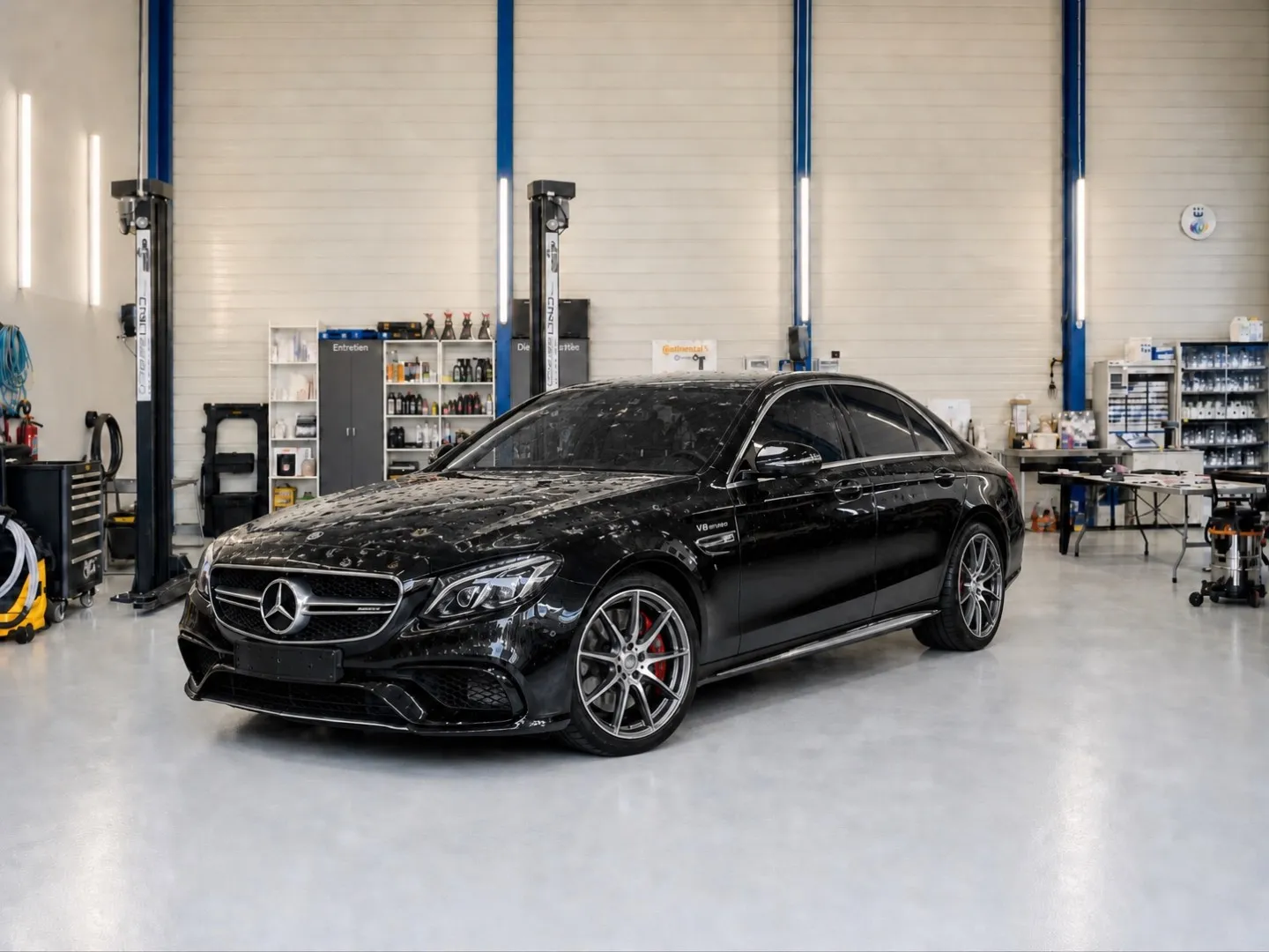 Schwarze Mercedes E-Klasse mit Hagelschäden im Lack