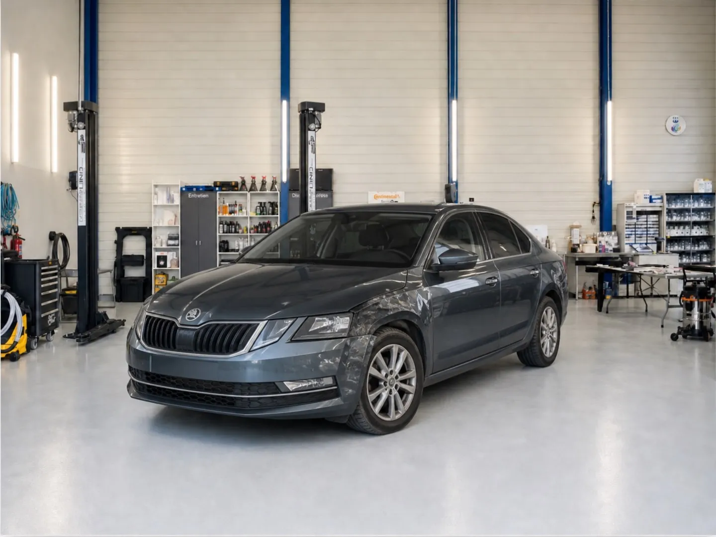 Grauer Skoda Octavia mit beschädigtem Kotflügel