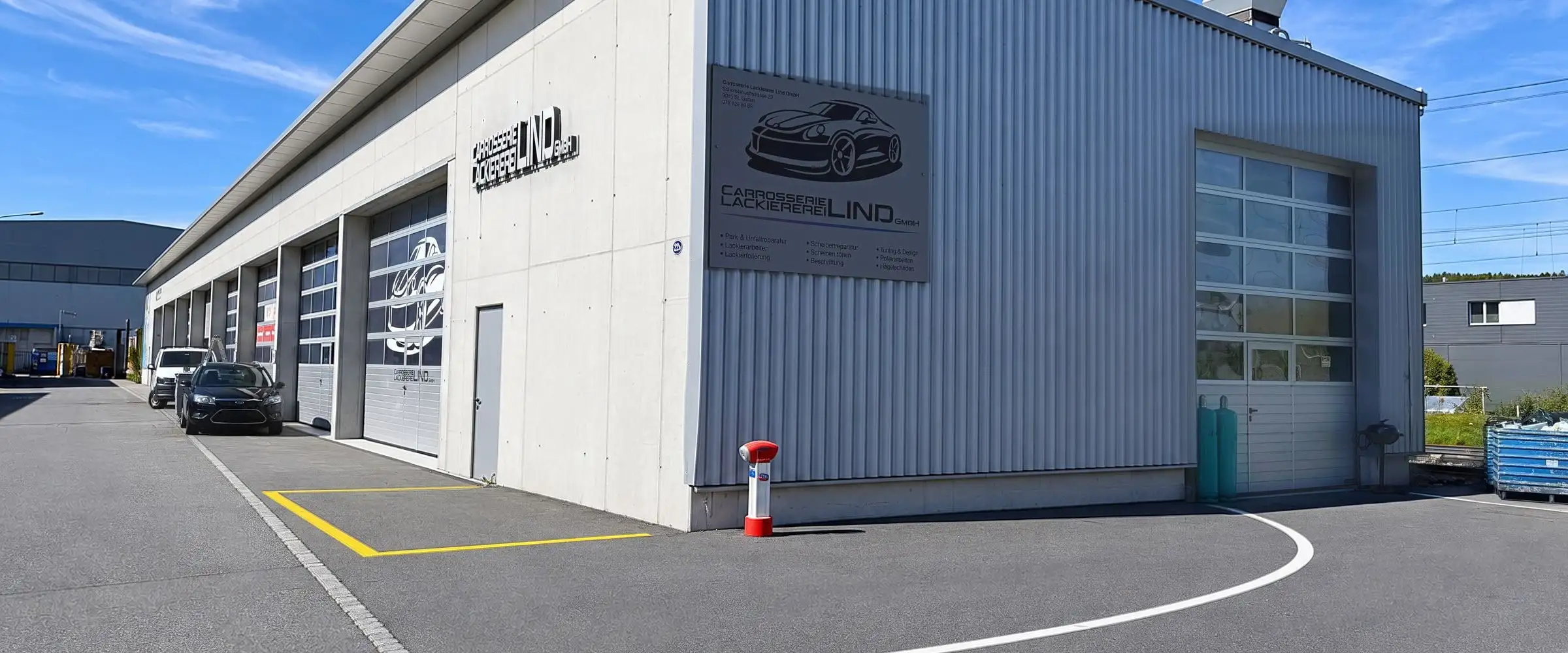 Blick durch die Werkstatthalle zum offenen Hallentor