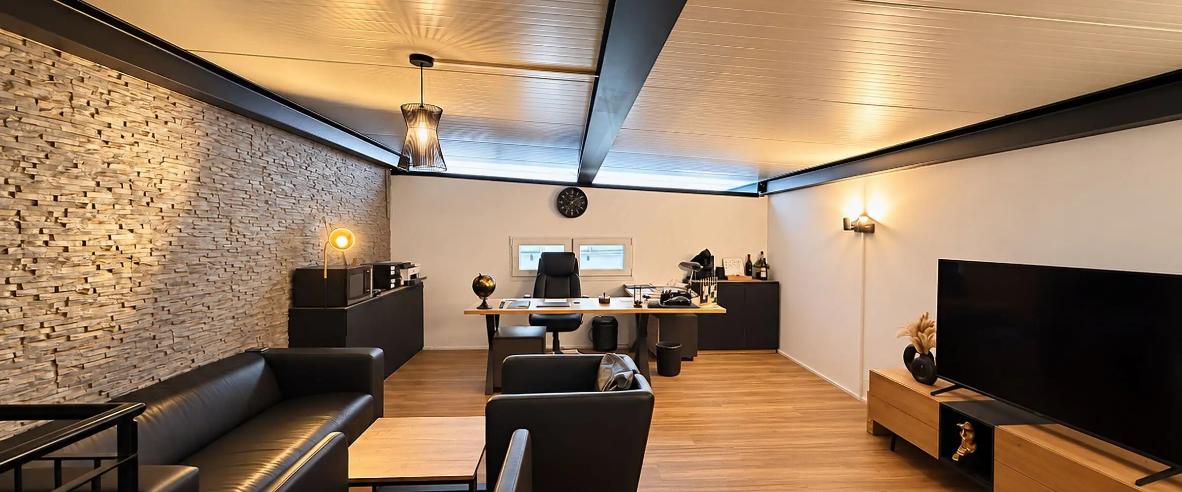 Büro der Werkstatt mit Sitzgruppe, Schreibtisch und Bildschirm