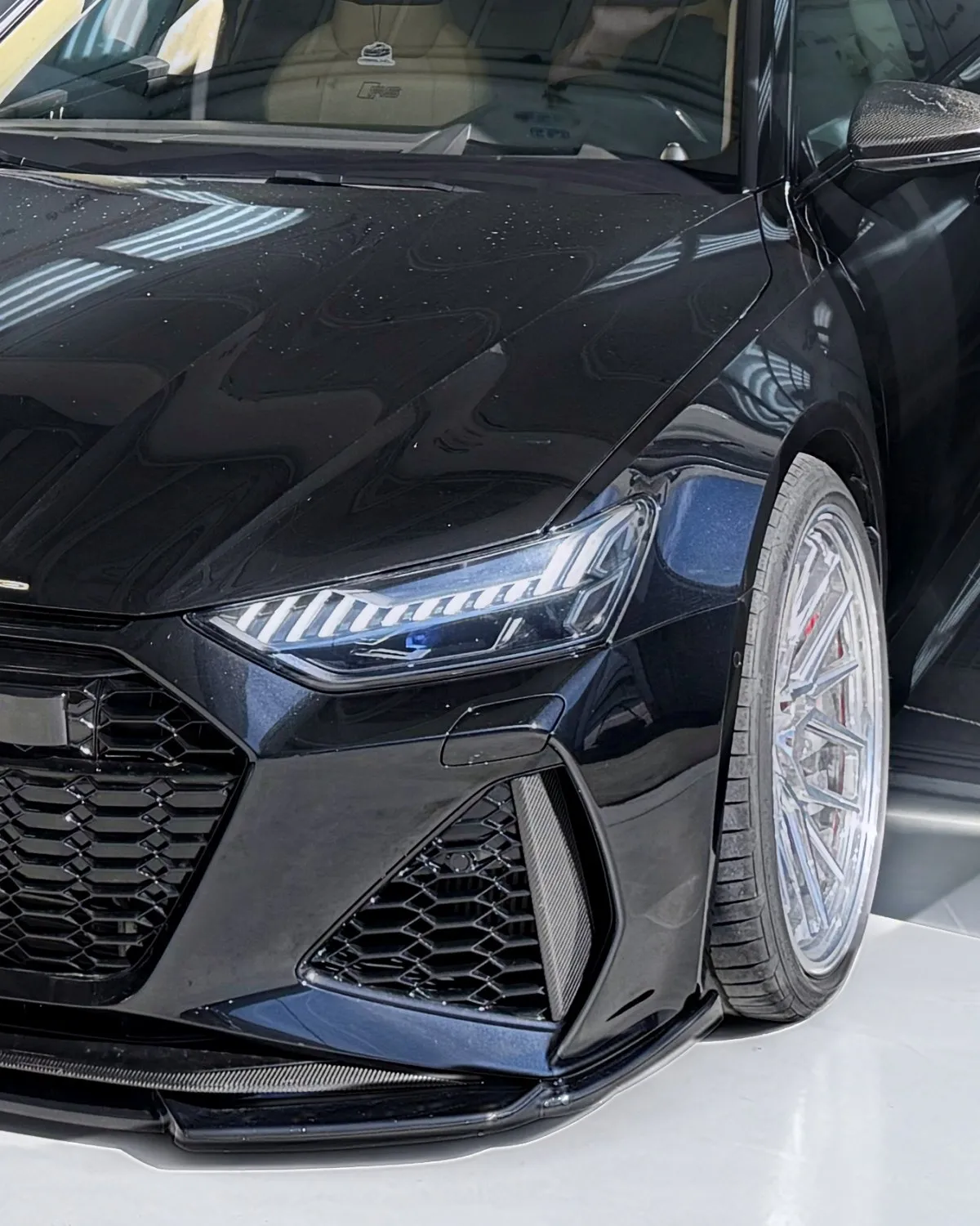 Scheinwerfer und Frontgrill eines schwarzen Audi RS7